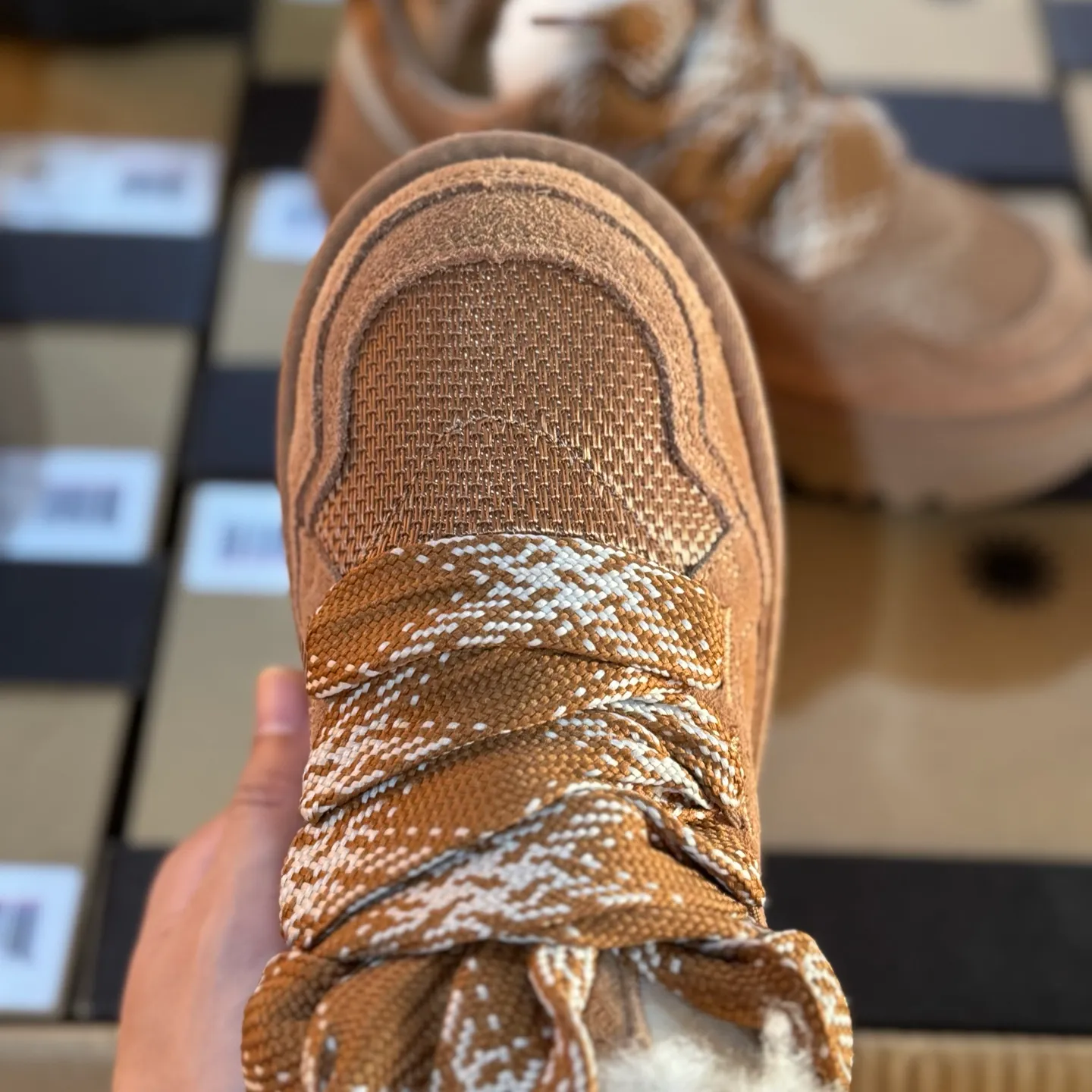 Local 💰600 Settlement in store 250 OEM grade 4032 Mel series Top workmanship level Super stable version ✔️ Good looks and texture online Suede leather + low-key logo look retro Classic two-color shoelaces can be worn as one shoe or two ✔️ So comfortable that you want to weld your feet on it Super light material + 5cm thick sole No tired feet after heightening Wool insoles are warm and breathable No stress on commuting and shopping all day long ✔️ I love the details: wide shoelaces for photos, sizes 34-40 are suitable for various foot types, slight stains can be wiped clean with a damp cloth, and the loose feeling in early autumn depends entirely on it. You can close your eyes and avoid stepping on thunder! 👟